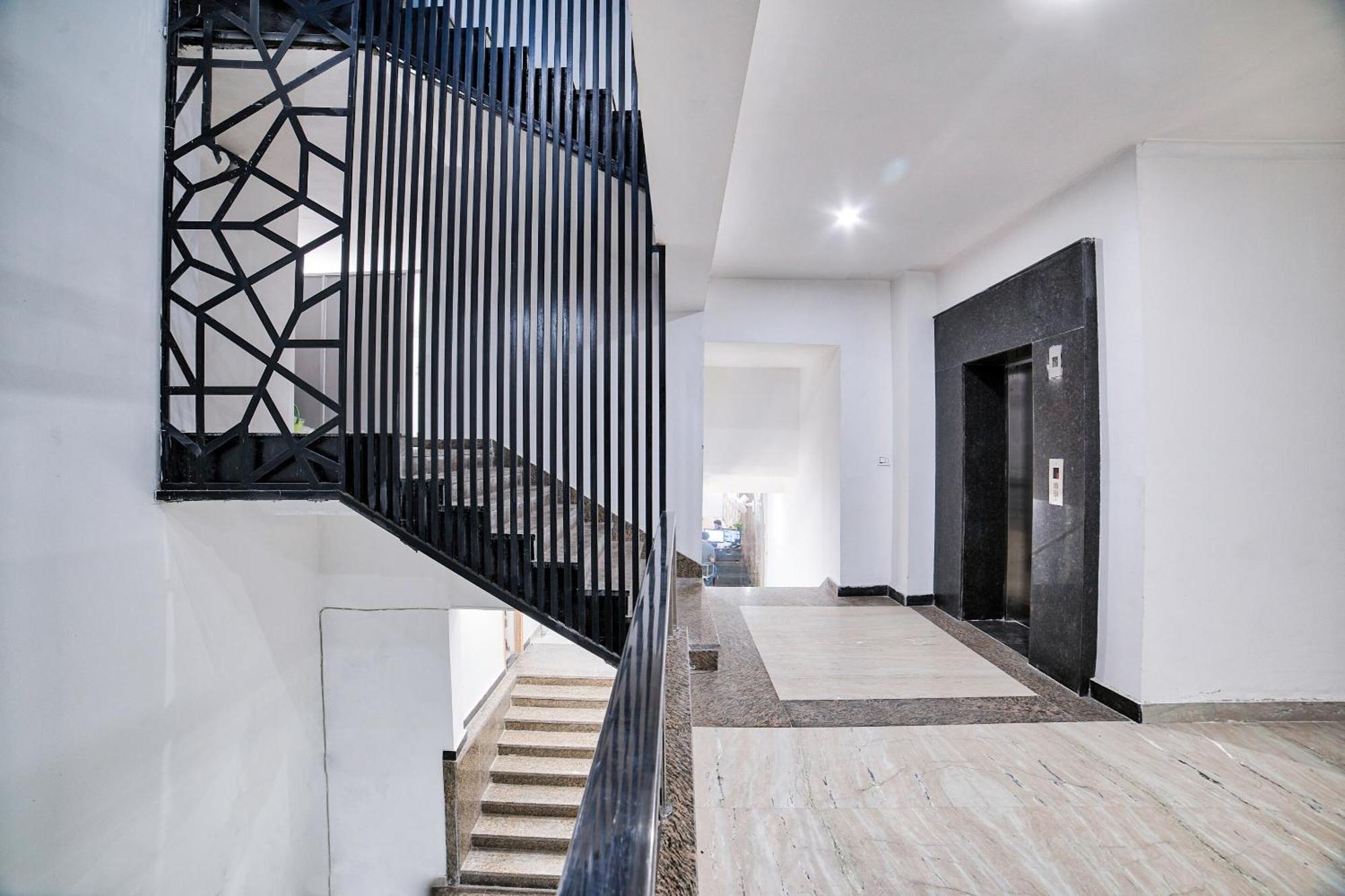 Hotel O Crown Residency Faridábád Kültér fotó